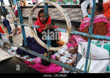 I genitori con i loro figli aspettano di fronte a un reparto OPD per un controllo medico presso l'ospedale governativo di Kolkata, in India, il 18,2021 novembre. (Foto di Debajyoti Chakraborty/NurPhoto) Foto Stock