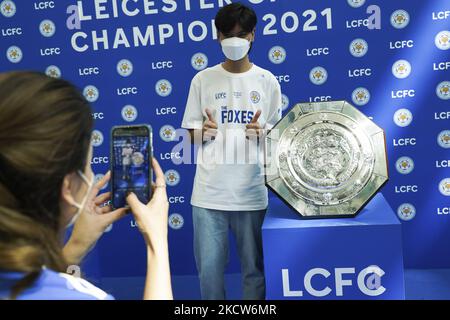 I tifosi della squadra di calcio di Leicester City scattano una foto con il trofeo Emirates fa Cup e fa Community Shield 2021 show per una mostra a Bangkok a King Power Rangnam a Bangkok, Thailandia. 20 Novembre 2021. (Foto di Anusak Laowilas/NurPhoto) Foto Stock