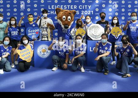 I tifosi della squadra di calcio di Leicester City scattano una foto con il trofeo Emirates fa Cup e fa Community Shield 2021 show per una mostra a Bangkok a King Power Rangnam a Bangkok, Thailandia. 20 Novembre 2021. (Foto di Anusak Laowilas/NurPhoto) Foto Stock