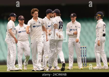 Mitchell Perry of Victoria festeggia con i compagni di squadra dopo aver preso il wicket di Matthew Gilkes del nuovo Galles del Sud durante il giorno uno della partita dello Sheffield Shield tra il nuovo Galles del Sud e Victoria al Sydney Cricket Ground, il 20 novembre 2021, a Sydney, Australia. (Solo per uso editoriale) (Foto di Izhar Khan/NurPhoto) Foto Stock