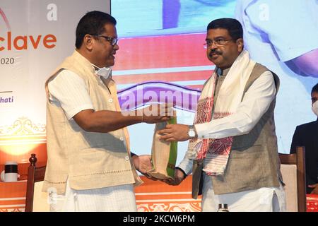 Il Ministro dell'Unione Dharmendra Pradhan durante la funzione inaugurale del conclave di due giorni per l'Educazione Nord-Est a Guwahati, India, il 20 novembre 2021. (Foto di Anuwar Hazarika/NurPhoto) Foto Stock