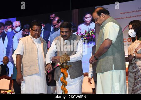 Il Ministro dell'Unione Dharmendra Pradhan durante la funzione inaugurale del conclave di due giorni per l'Educazione Nord-Est a Guwahati, India, il 20 novembre 2021. (Foto di Anuwar Hazarika/NurPhoto) Foto Stock