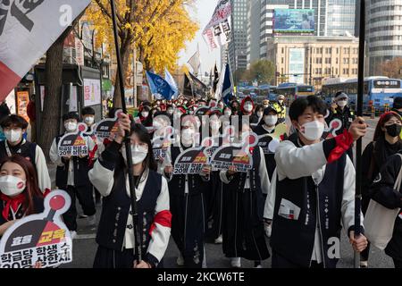 I 400 membri della National Association of Education College studenti provenienti da tutto il paese marzo a Seoul città, sostengono che il numero di studenti per classe dovrebbe essere limitato a 20 il 20 novembre 2021 a Seoul, Corea del Sud. Essi sostengono che il numero di studenti per classe dovrebbe essere limitato a 20, il che aumenterà l'efficienza della classe e permetterà di andare a scuola in modo sicuro anche in situazioni COVID-19. (Foto di Chris Jung/NurPhoto) Foto Stock