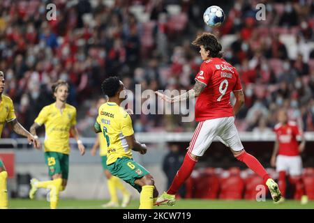 Darwin Nunez vies Maracas di SL Benfica durante la partita per Taca de Portugal tra SL Benfica e Pachos de Ferreira, a Estádio da Luz, Lisboa, Portogallo, 19 novembre, 2021 (Foto di João Rico/NurPhoto) Foto Stock