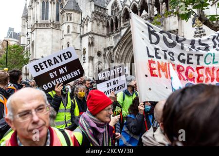 Estinzione gli attivisti ambientali della ribellione protestano da parte della Corte reale di giustizia a sostegno dei manifestanti insulati britannici condannati in prigione all'inizio di questa settimana - 20 novembre 2021, Londra, Inghilterra. Nove attivisti hanno ricevuto condanne tra i 3 e i 6 mesi. Insulare i manifestanti britannici incarcerati per aver violato un'ingiunzione del governo che li vietava di bloccare le strade (Foto di Dominika Zarzycka/NurPhoto) Foto Stock