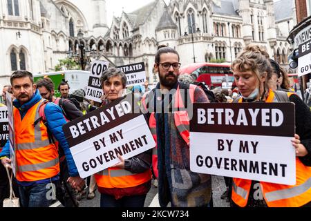 Estinzione gli attivisti ambientali della ribellione protestano da parte della Corte reale di giustizia a sostegno dei manifestanti insulati britannici condannati in prigione all'inizio di questa settimana - 20 novembre 2021, Londra, Inghilterra. Nove attivisti hanno ricevuto condanne tra i 3 e i 6 mesi. Insulare i manifestanti britannici incarcerati per aver violato un'ingiunzione del governo che li vietava di bloccare le strade (Foto di Dominika Zarzycka/NurPhoto) Foto Stock