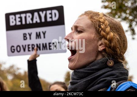 Estinzione gli attivisti ambientali della ribellione protestano da parte della Corte reale di giustizia a sostegno dei manifestanti insulati britannici condannati in prigione all'inizio di questa settimana - 20 novembre 2021, Londra, Inghilterra. Nove attivisti hanno ricevuto condanne tra i 3 e i 6 mesi. Insulare i manifestanti britannici incarcerati per aver violato un'ingiunzione del governo che li vietava di bloccare le strade (Foto di Dominika Zarzycka/NurPhoto) Foto Stock