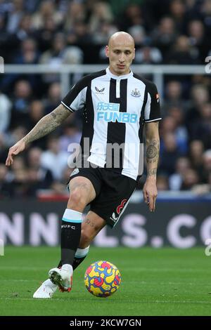 Jonjo Shelvey di Newcastle United in azione durante la partita della Premier League tra Newcastle United e Brentford a St. James's Park, Newcastle, sabato 20th novembre 2021. (Foto di will Matthews/MI News/NurPhoto) Foto Stock