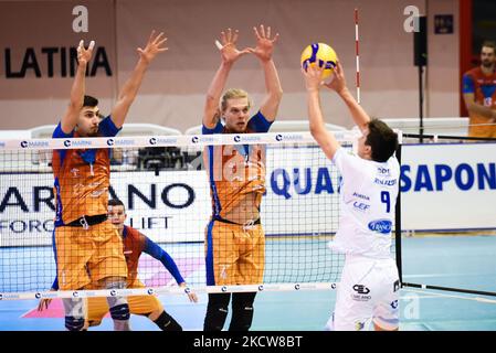 Attacco Tommaso Rinaldi (Top Volley Cisterna) durante il Volley Serie a Campionato Men Superleague Top Volley Cisterna vs Volley vero Monza il 20 novembre 2021 al PalaBianchini di Latina (Foto di Bianca Simonetti/LiveMedia/NurPhoto) Foto Stock