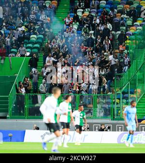 I tifosi di Varzim SC durante la partita TACA de Portugal tra Sporting CP e Varzim SC all'Estadio Jose Alvalade il 18 novembre 2021 a Lisbona, Portogallo.(Foto di Paulo Nascimento/NurPhoto) Foto Stock