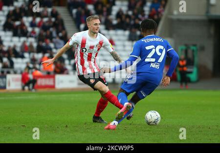 Sunderland's Carl Winchester passa la palla oltre Kyle Edwards di Ipswich Town durante la partita della Sky Bet League 1 tra Sunderland e Ipswich Town allo Stadio di luce di Sunderland sabato 20th novembre 2021. (Foto di Michael driver/MI News/NurPhoto) Foto Stock