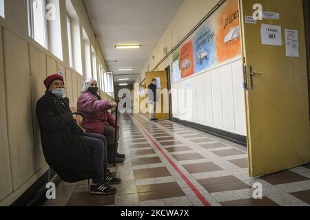 Gli anziani attendono di fronte al seggio elettorale di Sofia (Bulgaria) il 21 novembre 2021. I bulgari votano il giorno delle elezioni presidenziali precedenti, dopo che il primo turno di votazioni della scorsa settimana non è riuscito a produrre un chiaro vincitore, con candidati incapaci di ottenere più del 50 per cento del voto il 21 novembre 2021 a Sofia, Bulgaria (Foto di Georgi Paleykov/NurPhoto) Foto Stock