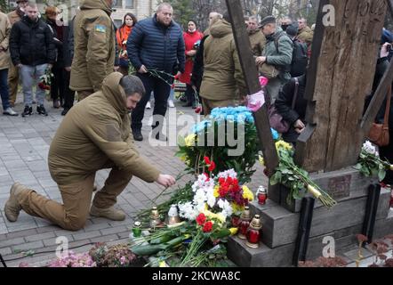 Gli ucraini prendono parte ad una cerimonia di commemorazione presso un monumento di Eroi di Heavenly Hundred, attivisti che sono stati uccisi durante la protesta anti-governativa contro la rivoluzione Euro Maidan nel 2014, a Kyiv, in Ucraina, il 21 novembre 2021. Gli ucraini segnano l'anniversario della rivoluzione EuroMaidan o della rivoluzione della dignità. (Foto di Str/NurPhoto) Foto Stock