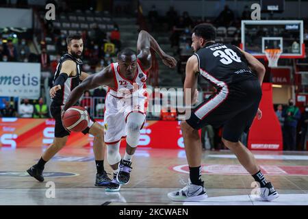 Jalen Jones #22 del Pallacanestro Varese OpenJobMetis in azione durante il basket italiano LBA Lega Basket Una stagione regolare 2021/22 partita tra OpenJobMetis Varese e Bertram Derthona Basket Tortona a Enerxenia Arena, Varese, Italia il 20 novembre 2021 (Foto di Fabrizio Carabelli/LiveMedia/NurPhoto) Foto Stock