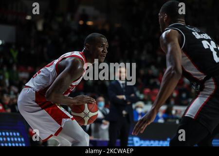 Jalen Jones #22 del Pallacanestro Varese OpenJobMetis in azione durante il basket italiano LBA Lega Basket Una stagione regolare 2021/22 partita tra OpenJobMetis Varese e Bertram Derthona Basket Tortona a Enerxenia Arena, Varese, Italia il 20 novembre 2021 (Foto di Fabrizio Carabelli/LiveMedia/NurPhoto) Foto Stock