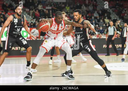 22 Jalen Jones OpenJobMetis Varese durante la partita del Campionato LBA Italia tra Openjobmetis Varese e Bertram Derthona Tortona, a Varese, il 20 novembre 2021. (Foto di Fabio Averna/NurPhoto) Foto Stock