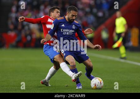 Dani Carvajal, del Real Madrid e Alberto Soro, di Granada CF durante la partita la Liga tra Granada CF e Real Madrid CF allo stadio Nuevo Los Carmenes il 21 novembre 2021 a Granada, Spagna. (Foto di Álex Cámara/NurPhoto) Foto Stock