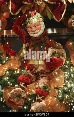 Babbo Natale vecchio stile tra luci scintillanti durante la stagione di Natale a Toronto, Ontario, Canada. (Foto di Creative Touch Imaging Ltd./NurPhoto) Foto Stock