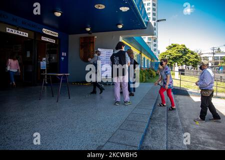 Osorno, Cile. 21 novembre 2021.- le persone entrano nel luogo di voto situato nella scuola superiore Eleuterio Ramirez durante le elezioni presidenziali che si svolgono in concomitanza con le elezioni dei deputati, dei senatori e delle elezioni dei consiglieri regionali a Osorno, in Cile. (Foto di Fernando Lavoz / NurPhoto) .- (Foto di Fernando Lavoz/NurPhoto) Foto Stock