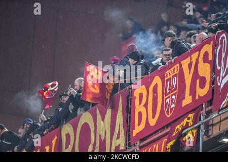 Tifosi COME Roma durante la serie calcistica italiana Una partita Genova CFC vs COME Roma il 21 novembre 2021 allo stadio Luigi Ferraris di Genova (Photo by Danilo Vigo/LiveMedia/NurPhoto) Foto Stock