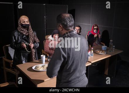 Masoumeh Ataei (R), vittima di un attacco acido, si esibisce in una sala teatrale presso il Theatre Forum nel centro di Teheran, il 21 novembre 2021. Masoumeh ha perso la vista e il viso in un attacco acido dieci anni fa, e ora fa del suo meglio per raccogliere 70.000 sterline per le spese chirurgiche in Gran Bretagna per riacquistare la vista. (Foto di Morteza Nikoubazl/NurPhoto) Foto Stock