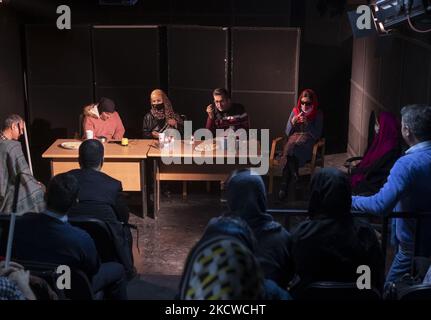 Masoumeh Ataei (3rd R), vittima di un attacco acido, si esibisce in una sala teatrale presso il Theatre Forum nel centro di Teheran, il 21 novembre 2021. Masoumeh ha perso la vista e il viso in un attacco acido dieci anni fa, e ora fa del suo meglio per raccogliere 70.000 sterline per le spese chirurgiche in Gran Bretagna per riacquistare la vista. (Foto di Morteza Nikoubazl/NurPhoto) Foto Stock