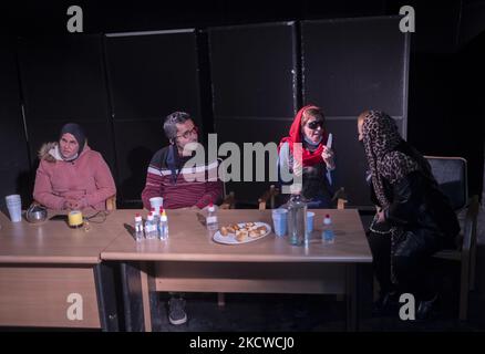 Masoumeh Ataei (2nd R), vittima di un attacco acido, si esibisce in una sala teatrale presso il Theatre Forum nel centro di Teheran, il 21 novembre 2021. Masoumeh ha perso la vista e il viso in un attacco acido dieci anni fa, e ora fa del suo meglio per raccogliere 70.000 sterline per le spese chirurgiche in Gran Bretagna per riacquistare la vista. (Foto di Morteza Nikoubazl/NurPhoto) Foto Stock