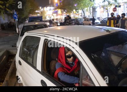 Masoumeh Ataei, vittima di un attacco acido, siede in un veicolo dopo aver suonato in una sala teatrale nel centro di Teheran, il 21 novembre 2021. Masoumeh ha perso la vista e il viso in un attacco acido dieci anni fa, e ora fa del suo meglio per raccogliere 70.000 sterline per le spese chirurgiche in Gran Bretagna per riacquistare la vista. (Foto di Morteza Nikoubazl/NurPhoto) Foto Stock