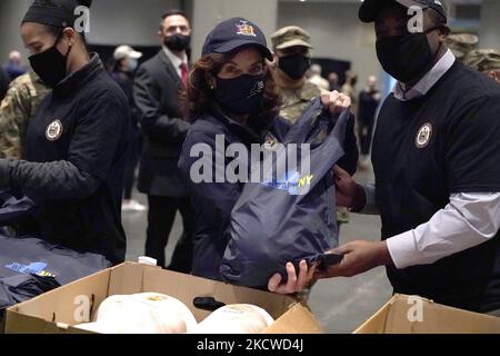 Il tenente Brian Benjamin assiste il Governatore Kathy Hochul aiutare i volontari insieme al pacchetto militare degli Stati Uniti Thanksgiving tacchini su una linea di assemblaggio al Javits Center il 22 novembre 2021 a New York City, USA. (Foto di John Lamparski/NurPhoto) Foto Stock