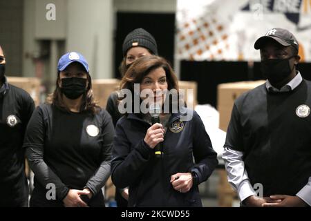 Il tenente Brian Benjamin ascolta come il governatore Kathy Hochul parla prima di aiutare i volontari insieme al pacchetto militare americano Thanksgiving tacchini su una linea di assemblaggio al Javits Center il 22 novembre 2021 a New York City, USA. (Foto di John Lamparski/NurPhoto) Foto Stock