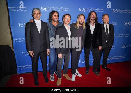 Pat smear, rami Jaffee, Chris Shiflett, Taylor Hawkins, Dave Grohl e Nate Mendel of Foo Fighters durante l'American Museum of Natural History Gala 2021 Arrivals, a New York, Stati Uniti, il 22 novembre 2021. (Foto di John Nacion/NurPhoto) Foto Stock