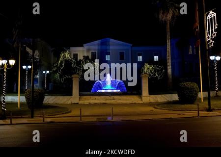 Una fontana e alberi con decorazioni natalizie al centro di Atene, Grecia il 22 novembre 2021. (Foto di Nikolas Kokovlis/NurPhoto) Foto Stock