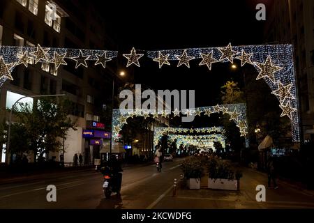 Una strada con decorazioni natalizie al centro di Atene, Grecia il 22 novembre 2021. (Foto di Nikolas Kokovlis/NurPhoto) Foto Stock