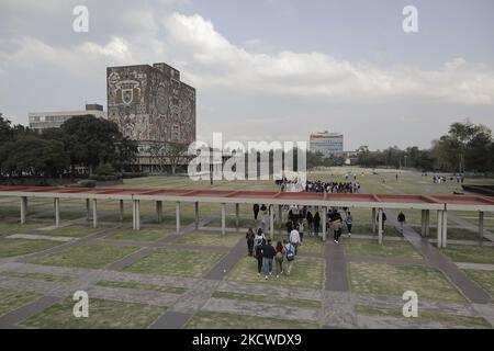 Vista panoramica della Biblioteca Centrale dell'Università Nazionale Autonoma del Messico (UNAM), dopo il ritorno alle lezioni in loco quasi due anni dopo la chiusura a causa dell'emergenza sanitaria COVID-19 in Messico. (Foto di Gerardo Vieyra/NurPhoto) Foto Stock