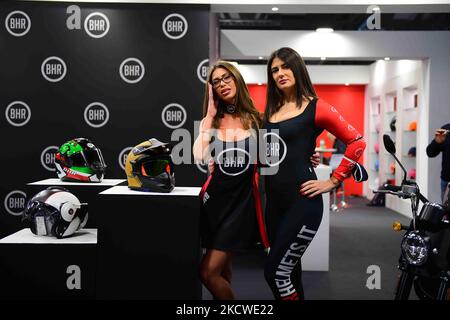 I modelli posano in occasione dell'EICMA, la fiera internazionale dedicata ai cicli e alle motociclette del polo fieristico di Rho Fiera Milano, 23 novembre 2021 (Foto di Andrea Diodato/NurPhoto) Foto Stock