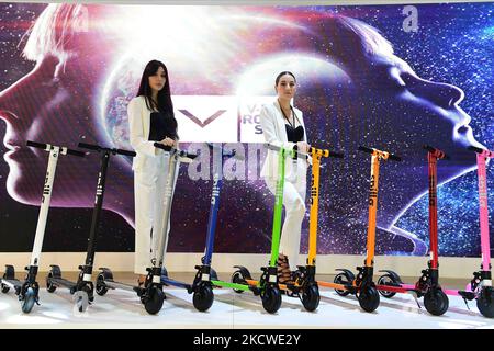 I modelli posano in occasione dell'EICMA, la fiera internazionale dedicata ai cicli e alle motociclette del polo fieristico di Rho Fiera Milano, 23 novembre 2021 (Foto di Andrea Diodato/NurPhoto) Foto Stock