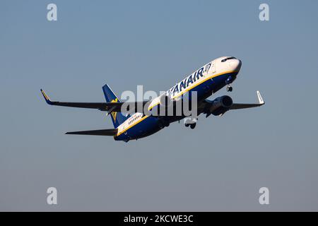 Ryanair Boeing 737-800 come visto taxiing, decollo e volo nel cielo blu da Eindhoven Airport ein. L'aereo in partenza B738 ha la registrazione SP-RKU, appartenente alla compagnia aerea Buzz, una filiale di Ryanair, il vettore irlandese low-cost di bilancio. Ryanair ha recentemente annunciato la sua partenza dal London Stock Exchange Listing rispetto alla conformità alla Brexit norme UE post-Brexit. L'industria aeronautica mondiale sta cercando di riprendersi dall'impatto negativo della pandemia di Coronavirus del Covid-19. Eindhoven, Paesi Bassi il 22 novembre 2021 (Foto di Nicolas Economou/NurPhoto) Foto Stock