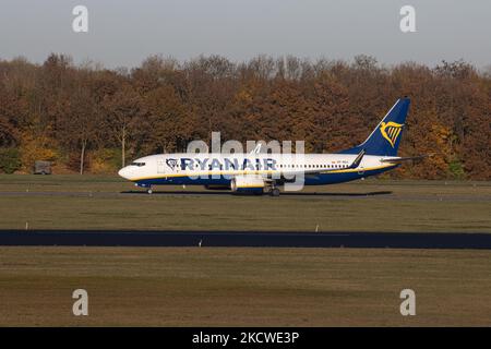 Ryanair Boeing 737-800 come visto taxiing, decollo e volo nel cielo blu da Eindhoven Airport ein. L'aereo in partenza B738 ha la registrazione SP-RKU, appartenente alla compagnia aerea Buzz, una filiale di Ryanair, il vettore irlandese low-cost di bilancio. Ryanair ha recentemente annunciato la sua partenza dal London Stock Exchange Listing rispetto alla conformità alla Brexit norme UE post-Brexit. L'industria aeronautica mondiale sta cercando di riprendersi dall'impatto negativo della pandemia di Coronavirus del Covid-19. Eindhoven, Paesi Bassi il 22 novembre 2021 (Foto di Nicolas Economou/NurPhoto) Foto Stock