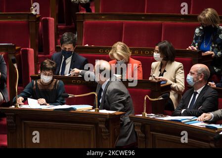 Scambio di comunicazioni tra il Ministro della Giustizia Eric Dupont-Moretti e il Ministro dell'Agricoltura Julien Denormandie, durante la sessione di interrogazioni al governo presso l'Assemblea Nazionale, a Parigi, 23 novembre 2021. (Foto di Andrea Savorani Neri/NurPhoto) Foto Stock