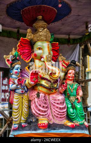 Grandi idoli di argilla di Lord Ganesha (Lord Ganesh), Signore Shiva, e la dea Parvati in un pandal (tempio temporaneo) lungo la strada durante il festival di Ganesh Chaturthi a Madurai, Tamil Nadu, India. Ganesh Chaturthi (noto anche come Vinayaka Chaturthi) è un festival indù che celebra l'arrivo di Ganesh sulla terra da Kailash Parvat con sua madre Dea Parvati. (Foto di Creative Touch Imaging Ltd./NurPhoto) Foto Stock