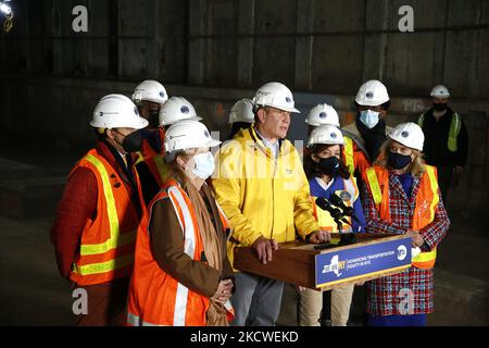 John'Janno' Lieber, CEO della MTA, parla dopo il governatore di New York Kathy Hochul, la leadership della MTA e i funzionari eletti hanno fatto un tour del progetto del tunnel della Second Avenue sul lato est di Manhattan il 23 novembre 2021 a New York City, USA. La costruzione della seconda estensione della metropolitana Avenue riprenderà dopo che i lavori si sono interrotti quasi cinquant'anni fa a causa della mancanza di finanziamenti. Il progetto da diversi miliardi di dollari comporterà la ricostruzione della stazione esistente, la costruzione di una nuova stazione e il rinnovo di porzioni della linea. Si stima che il progetto sarà completato in circa sei Foto Stock