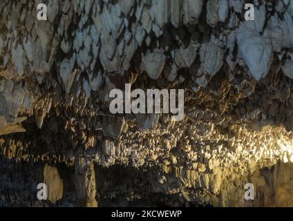 Stalattiti all'interno di Cenote Suytun, una grotta sotterranea nei pressi di Valladolid. Giovedì 18 novembre 2021 a Valladolid, Yucatan, Messico. (Foto di Artur Widak/NurPhoto) Foto Stock