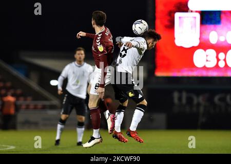 Il Callum Whelan di Oldham Athletic si sguantò con Paul Lewis di Northampton Town durante la partita della Sky Bet League 2 tra Northampton Town e Oldham Athletic al PTS Academy Stadium di Northampton martedì 23rd novembre 2021. Foto Stock