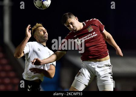 Il Hallam Hope di Oldham Athletic è in lotta con Aaron McGowan di Northampton Town durante la partita della Sky Bet League 2 tra Northampton Town e Oldham Athletic presso il PTS Academy Stadium di Northampton martedì 23rd novembre 2021. Foto Stock