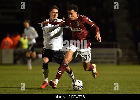 Il Callum Whelan di Oldham Athletic si sguantano con Shaun McWilliams di Northampton Town durante la partita della Sky Bet League 2 tra Northampton Town e Oldham Athletic presso il PTS Academy Stadium di Northampton martedì 23rd novembre 2021. Foto Stock