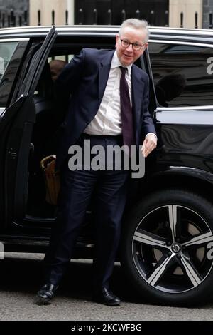 Il Segretario di Stato britannico per il livellamento, gli alloggi e le comunità Michael Gove, deputato del Partito conservatore per Surrey Heath, arriva a Downing Street a Londra, in Inghilterra, il 24 novembre 2021. (Foto di David Cliff/NurPhoto) Foto Stock