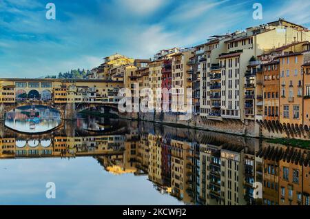 Il Ponte Vecchio sull'Arno Foto Stock