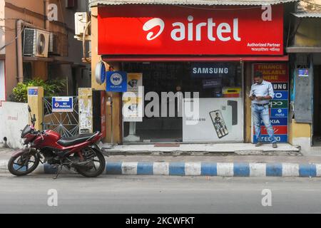 Un negozio Airtel visto a Kolkata (India) il 24 novembre 2021. Bharti Airtel ha annunciato che il lunedì le spese prepagate saranno maggiorate del 25 %. Il gigante indiano delle telecomunicazioni ha fatto questo annuncio mentre aggiungono più di 3 abbonato di Lakh nel trimestre di settembre. (Foto di Debarchan Chatterjee/NurPhoto) Foto Stock