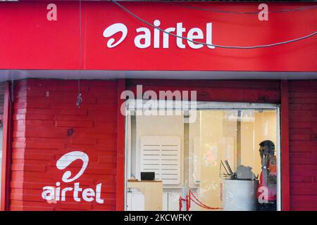 Un negozio Airtel visto a Kolkata (India) il 24 novembre 2021. Bharti Airtel ha annunciato che il lunedì le spese prepagate saranno maggiorate del 25 %. Il gigante indiano delle telecomunicazioni ha fatto questo annuncio mentre aggiungono più di 3 abbonato di Lakh nel trimestre di settembre. (Foto di Debarchan Chatterjee/NurPhoto) Foto Stock