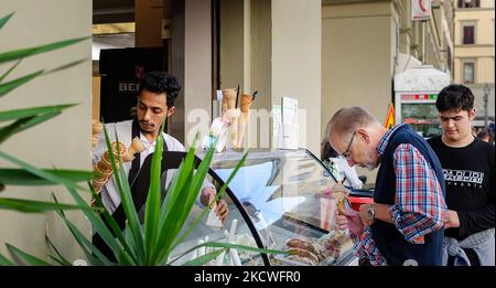 Firenze, Italia; 30 ottobre 2022: Turista che acquista un gelato in una gelateria Foto Stock